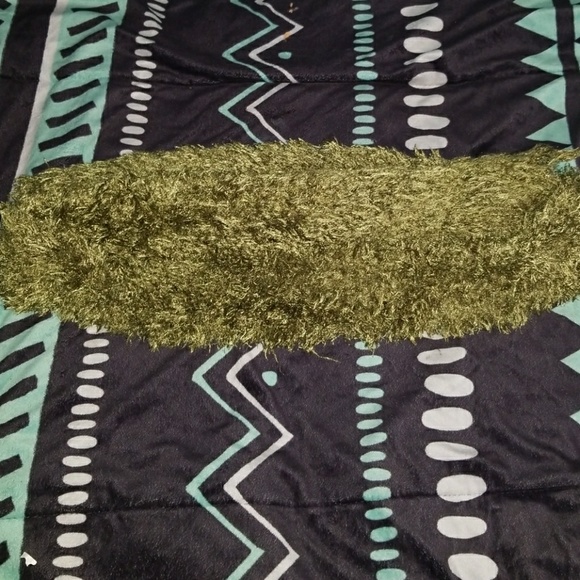 Green scarf - Picture 1 of 4